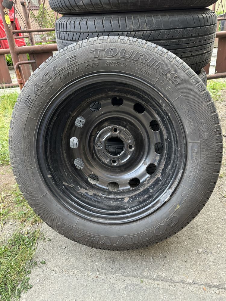 Nieużywana opona 195/60 R15 na feldze stalowej.