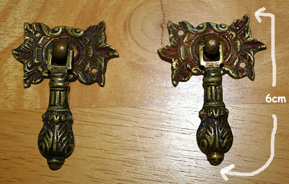 Antigos puxadores de gaveta ou portinhola em latão.