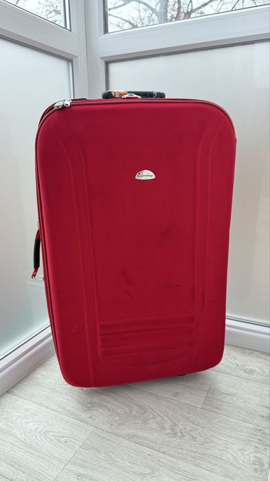 Большой чемодан на колесах