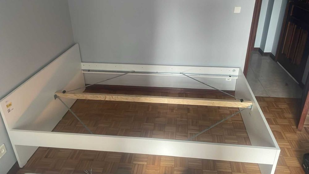 Cama usada em boas condições.