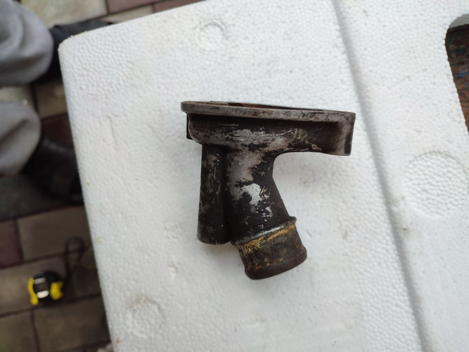 Патрубок(фланец)охлаждающей жидкости мерседес R601 2031631