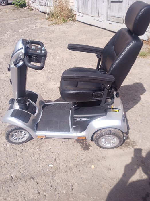 Електро каляска для людей кому тяжко пересуватись