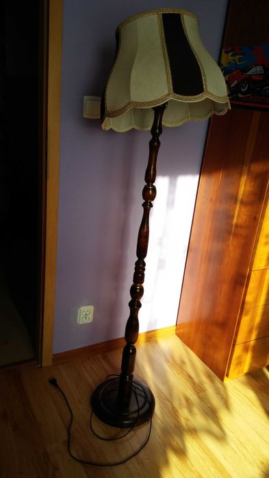 lampa z drewna podłogowa stojąca prl