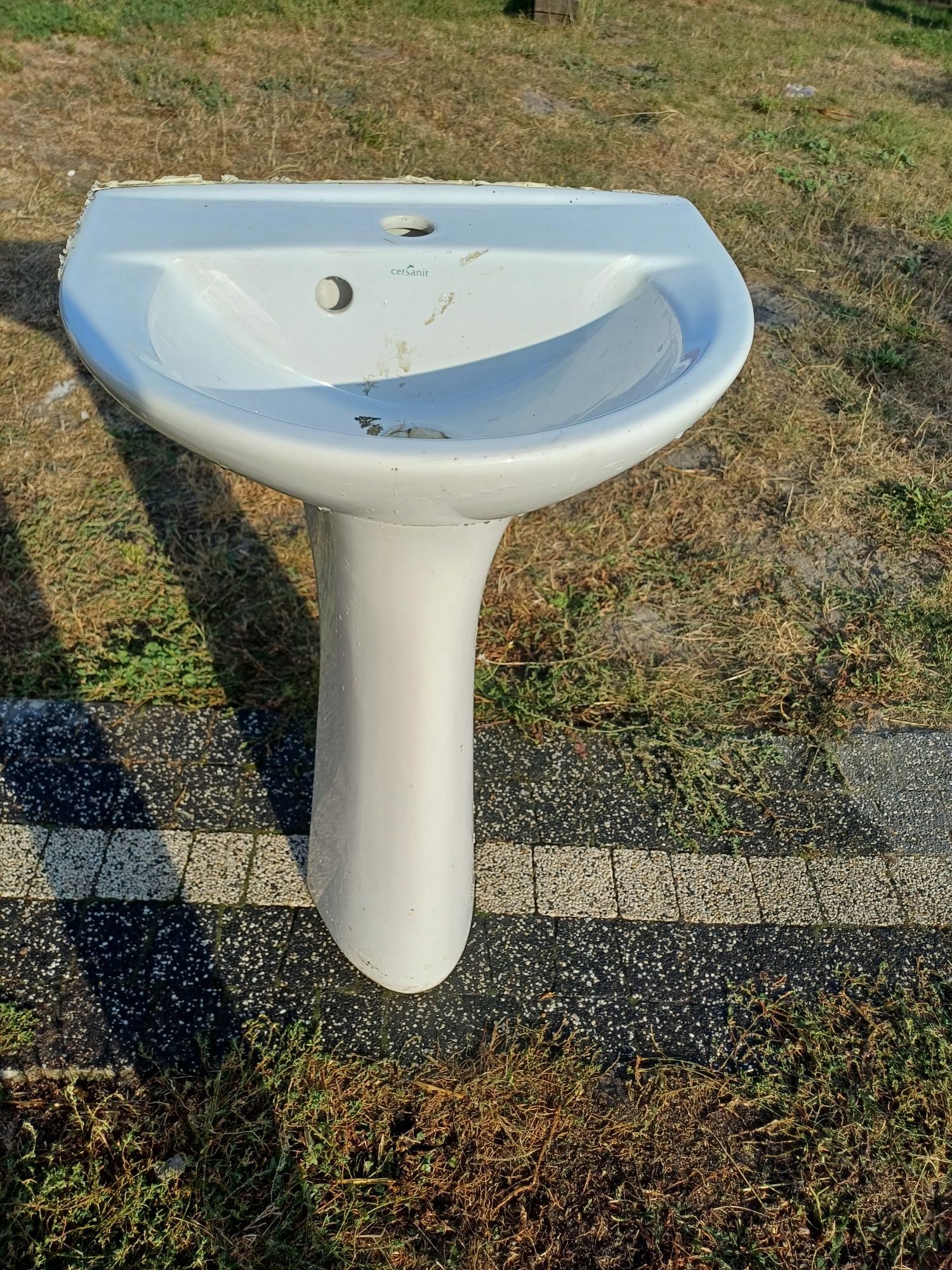 Witam.  Sprzedam umywalkę z nóżką