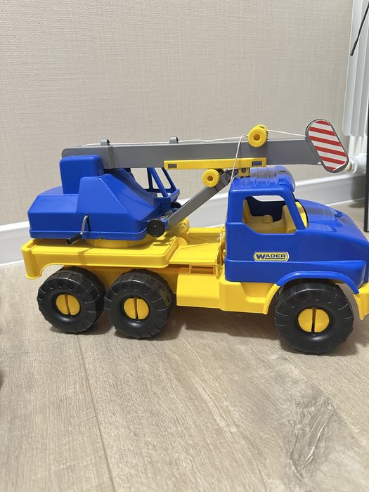 Велика грузова машина і кран