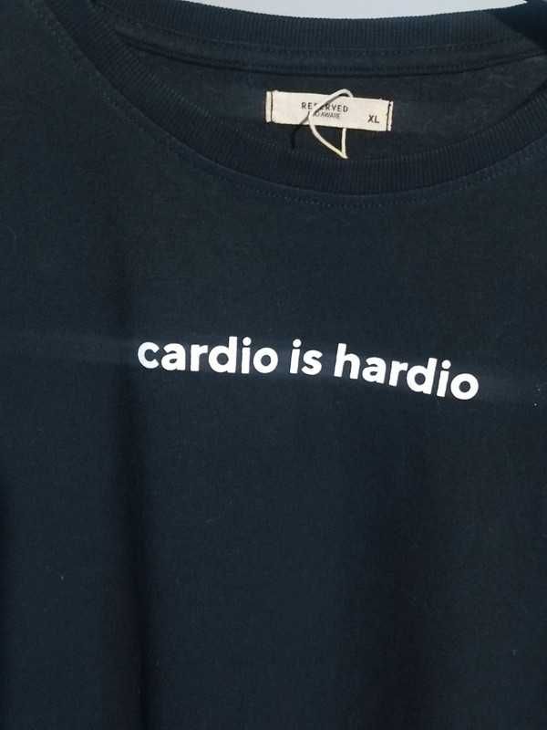 Czarny t-shirt z napisem cardio is hardio