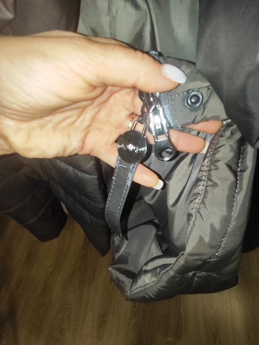 Продам бу зимову куртку, на халофайбері з капюшоном, розмір С-М