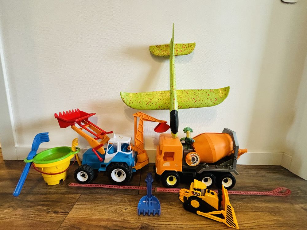 Великий трактор, бетономішалка, іграшки для пісочниці