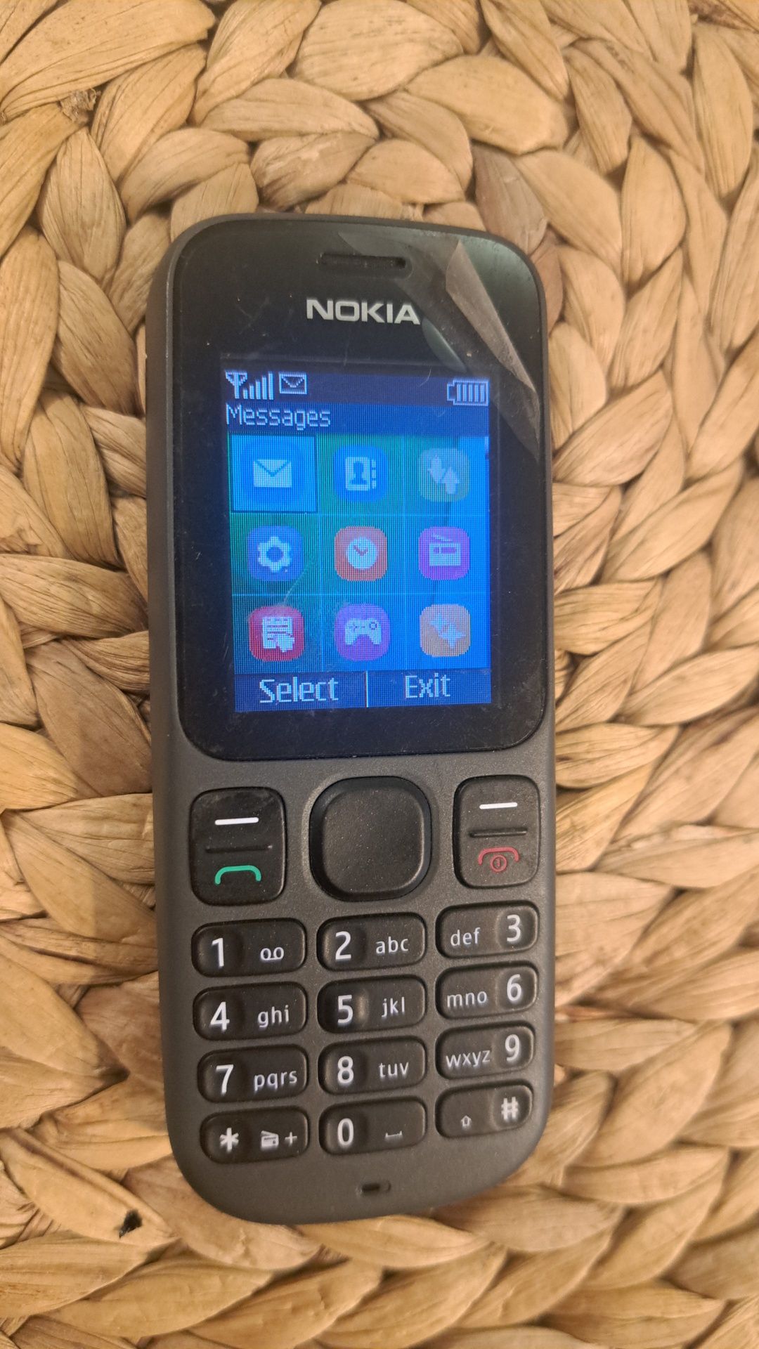 Kolekcjonerska Nokia 100 z folią na wyświetlaczu