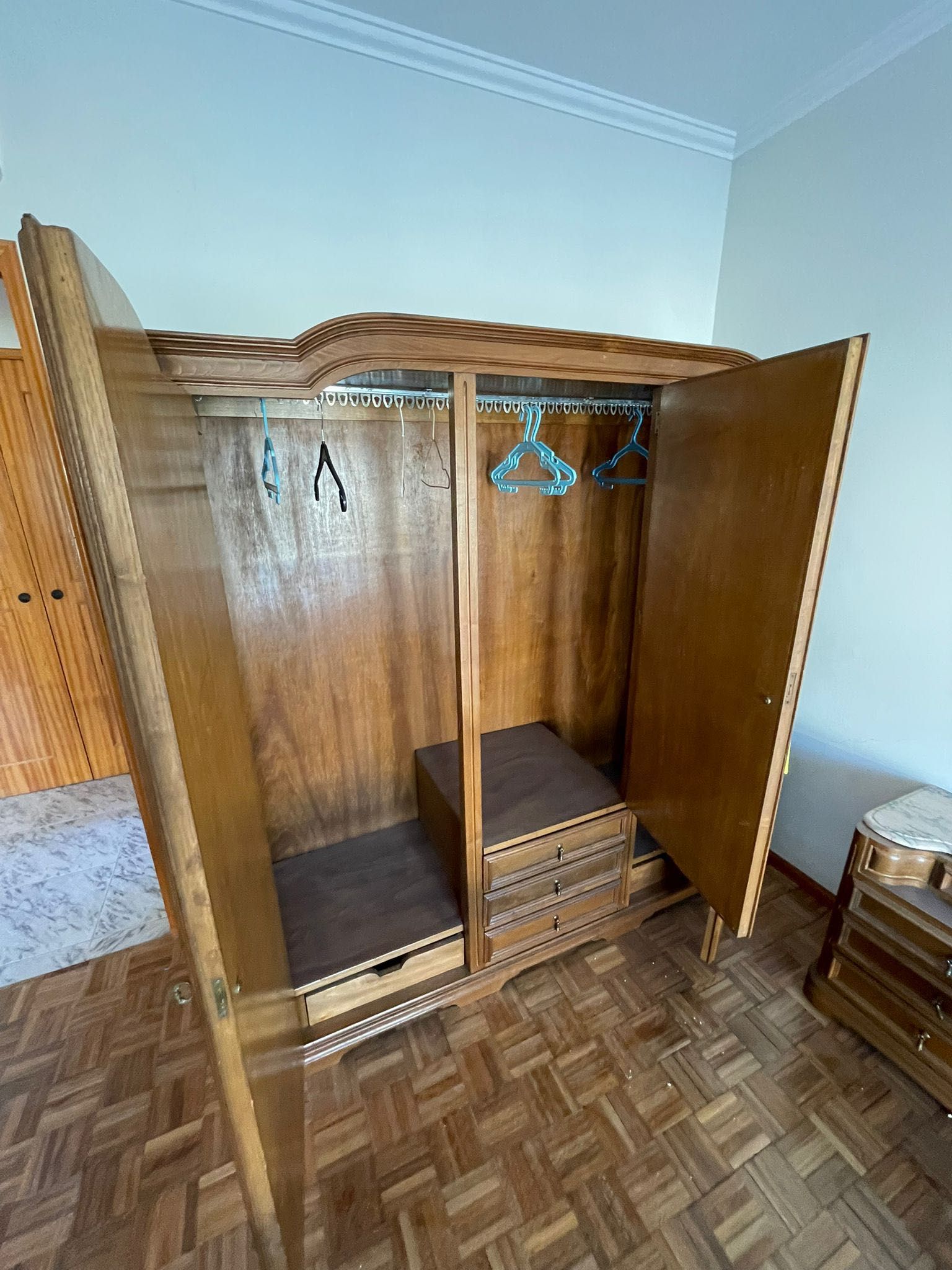 Quarto completo com cama, roupeiro e cómoda em madeira – tampo mármore