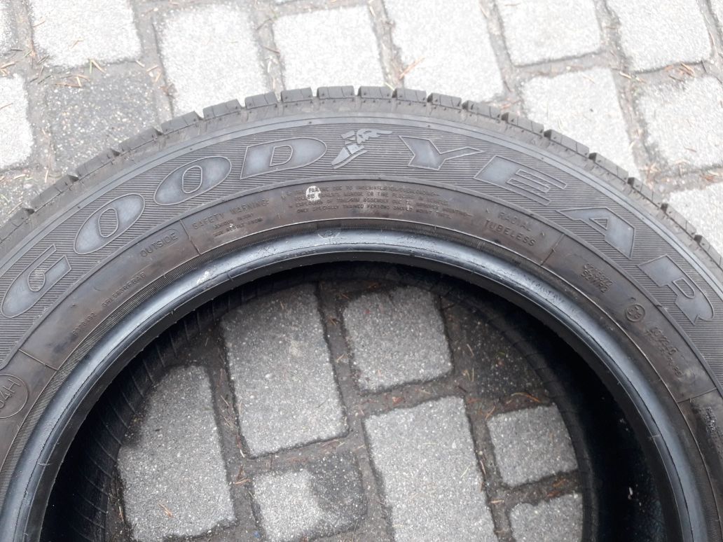 GOODYEAR 215/60R17C , pojedyńcza opona wielosezonowa.