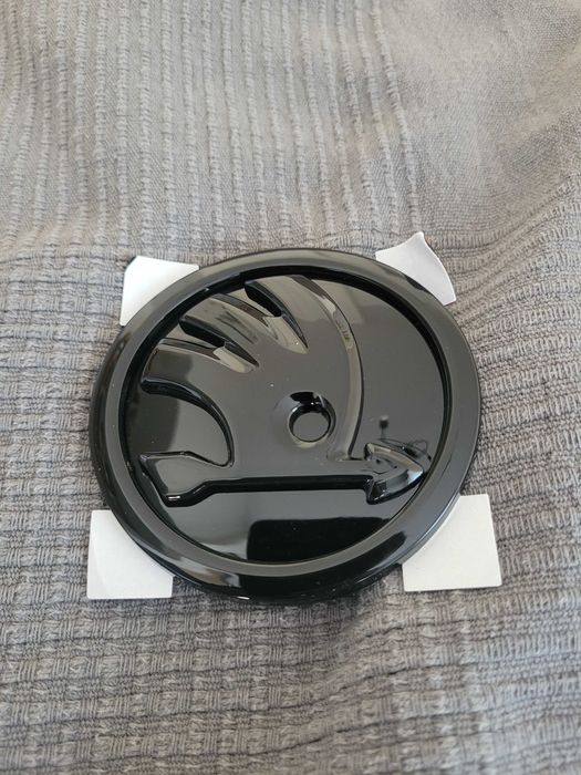 Czarny znaczek emlbemat Skoda Octavia 4 IV