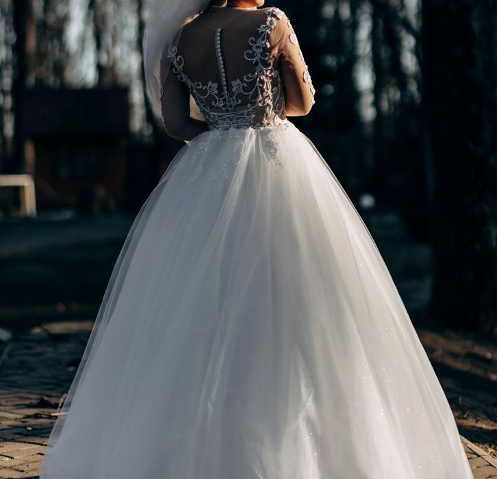 Шикарна весільна сукня