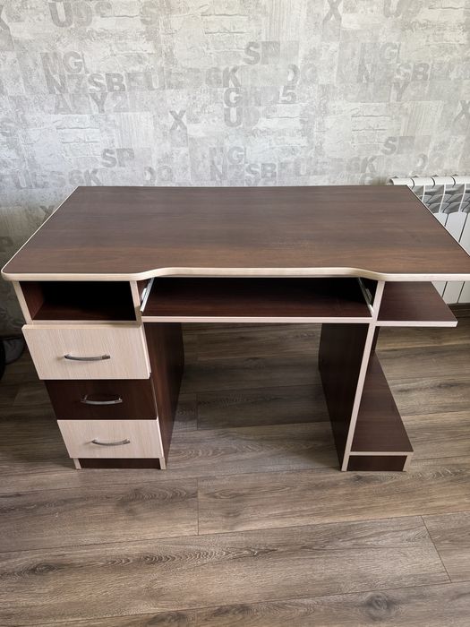 Стіл комп'ютерний