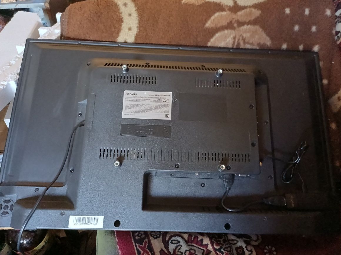 Телевизлр BRAVIS Led-32E6000+ t 2+ Smart