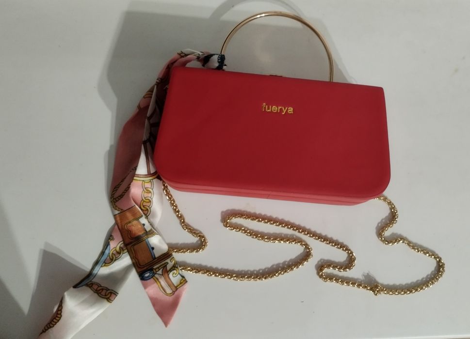 Жіноча шкіряна червона клач-сумочка з золотим ланцюжком