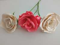 3 rosas - 2 em branco-pérola e 1 em rosa