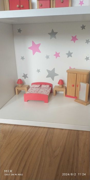 Duży domek dla lalek z umeblowaniem