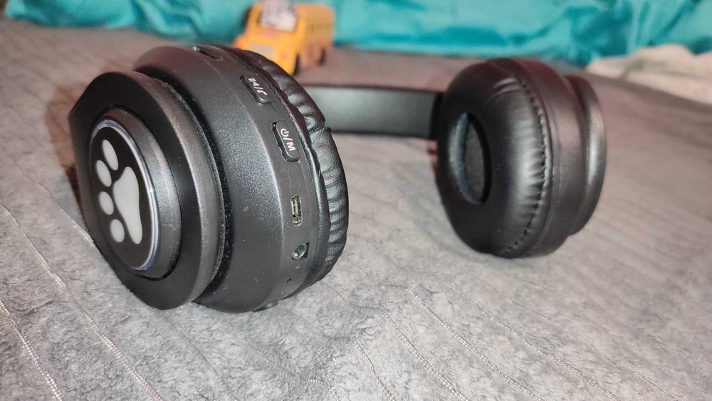 Bezprzewodowe słuchawki nauszne z podświetleniem