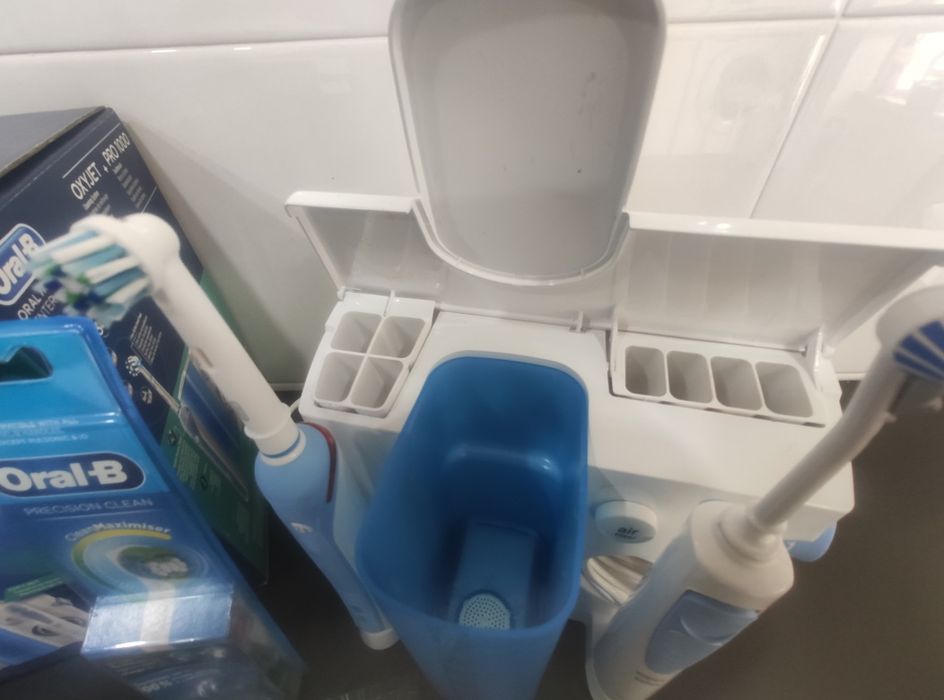 Centro dentário Oral-B oxyjet cleaning system