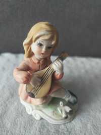 Figurka kobieta grająca na mandolinie