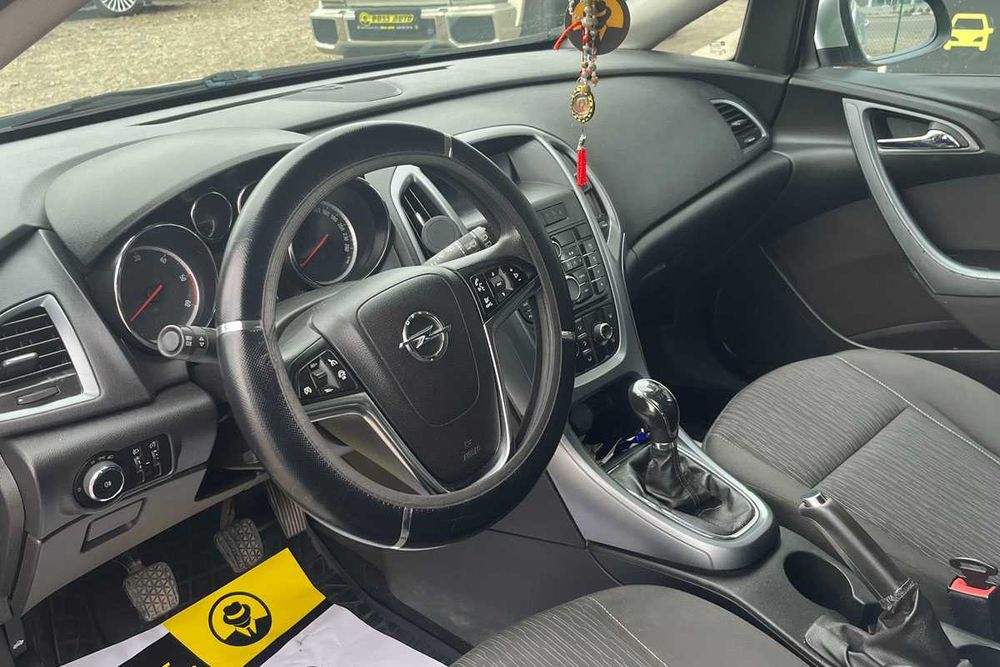 Opel Astra 2013 рік