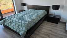 Cama casal com estrado elevatório + 2 mesas cabeceira