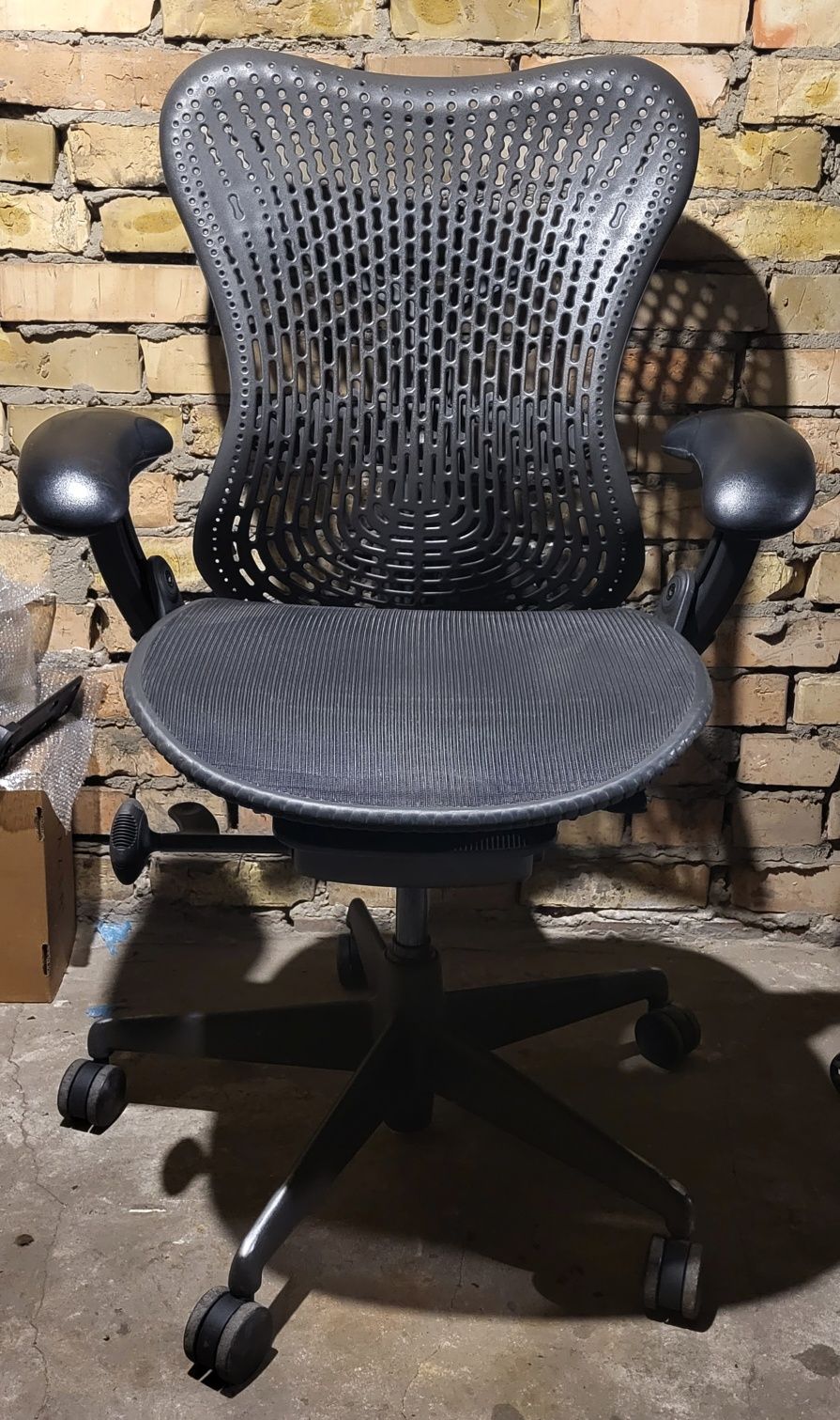 Ергономічні крісла Herman Miller Mira 2 та Triflex