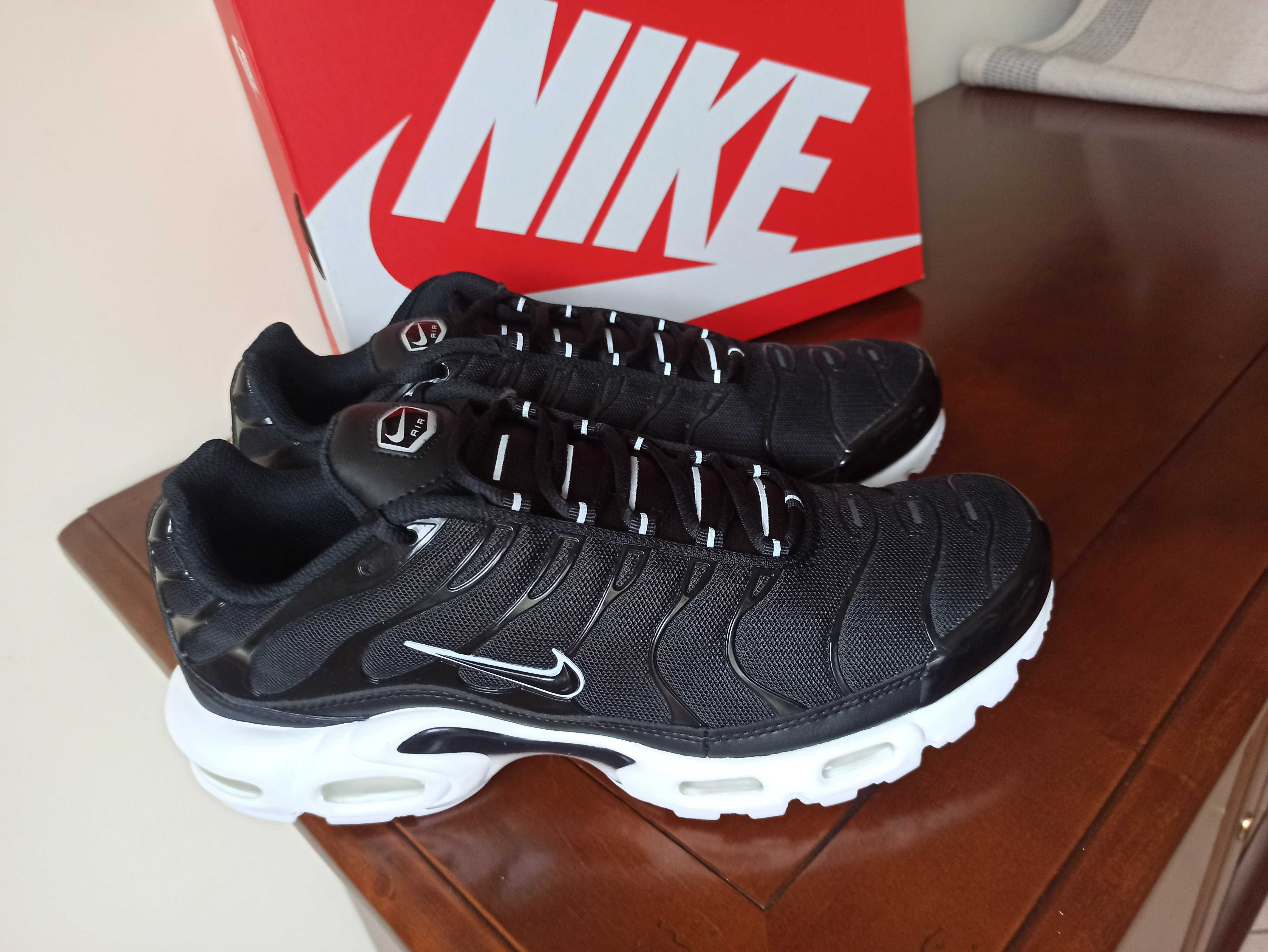 (r. Eur 44,5) Nike Air Max Plus Black White DM2362,-001 czarne