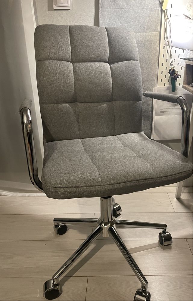Szare krzesło do biura, jak nowe
