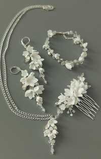 Delikatne komplet biżuterii ślubnej w bieli i srebrze.
