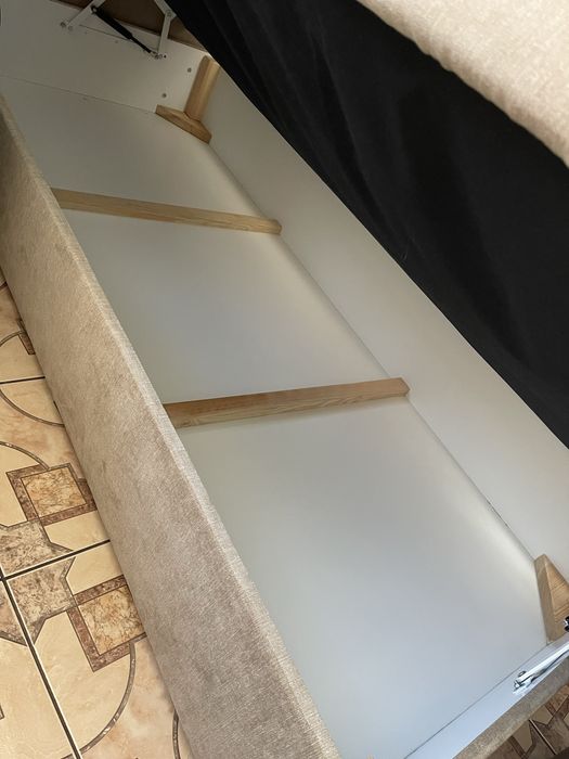 Tapczan jasny solidny