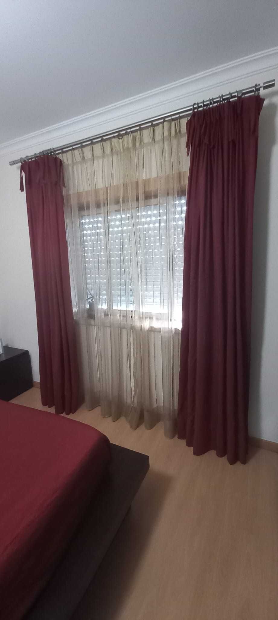 Conjunto de quarto, com cortinados, varão e colcha