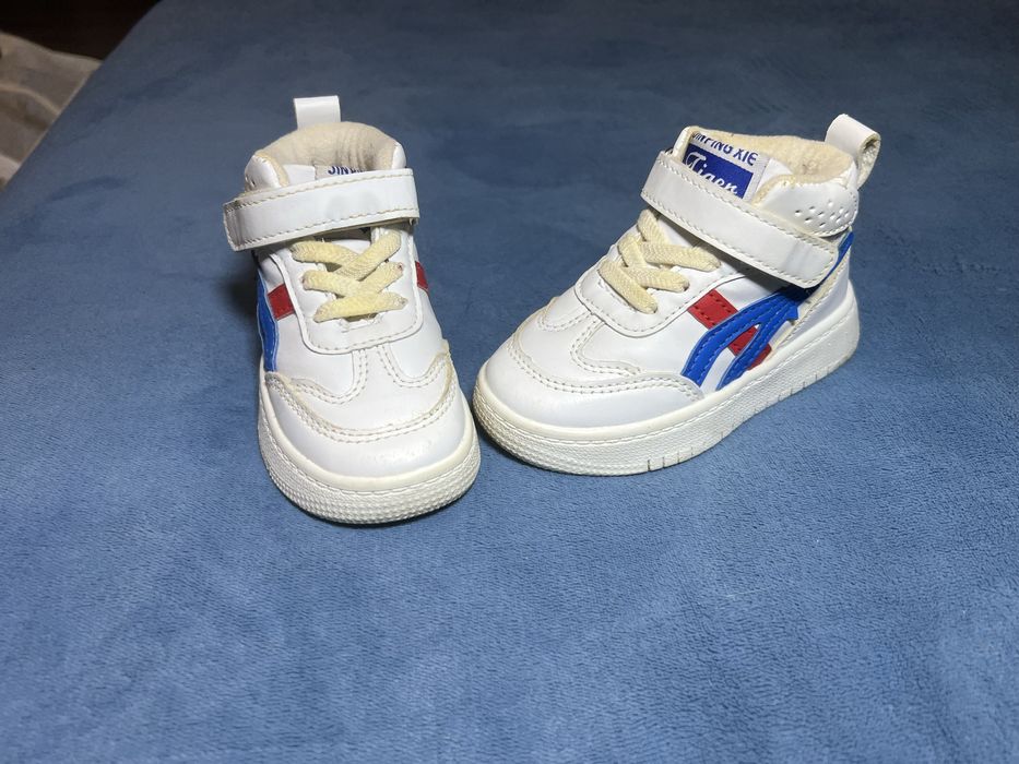 Дитячі кросівки