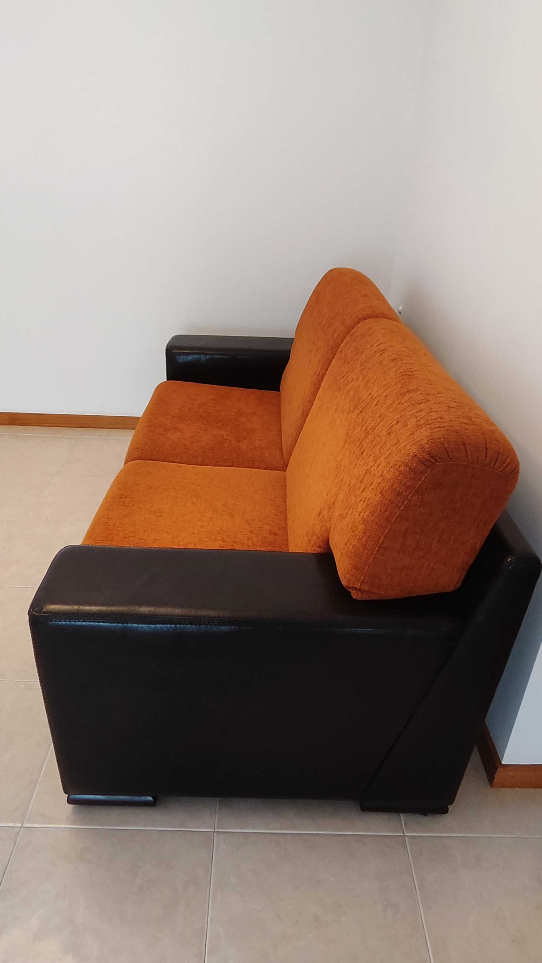 Sofa laranja e preto