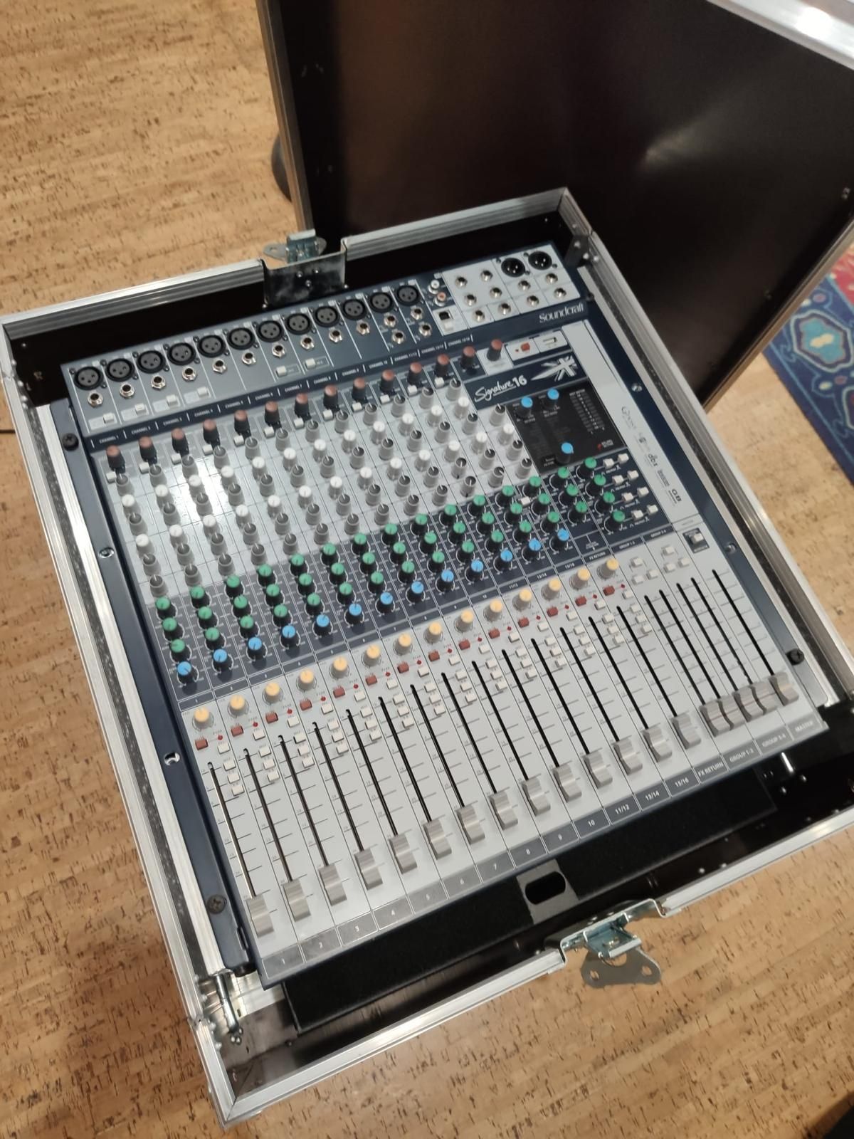 Mesa de mistura analógica Soundcraft Signature 16