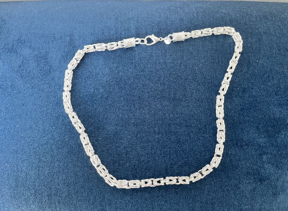 Srebrny stalowy łancuch splot królewski