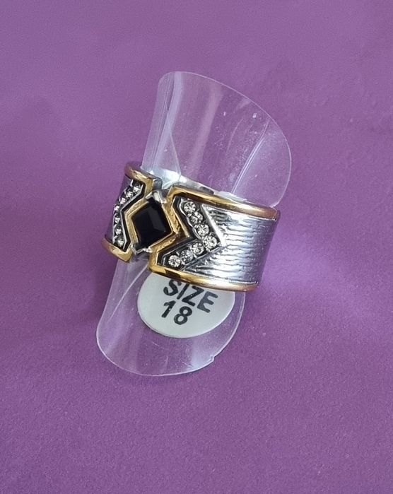 Anel bicolor, em aço, com zirconias e uma pedrinha preta. Só T20
