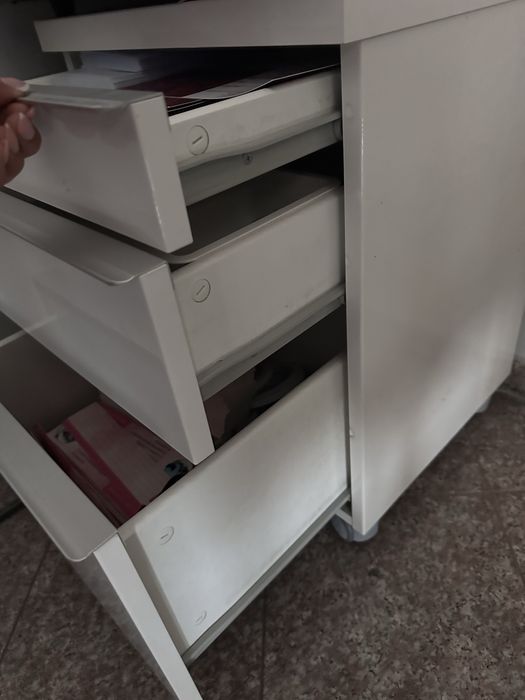 Mała szafka na kółkach