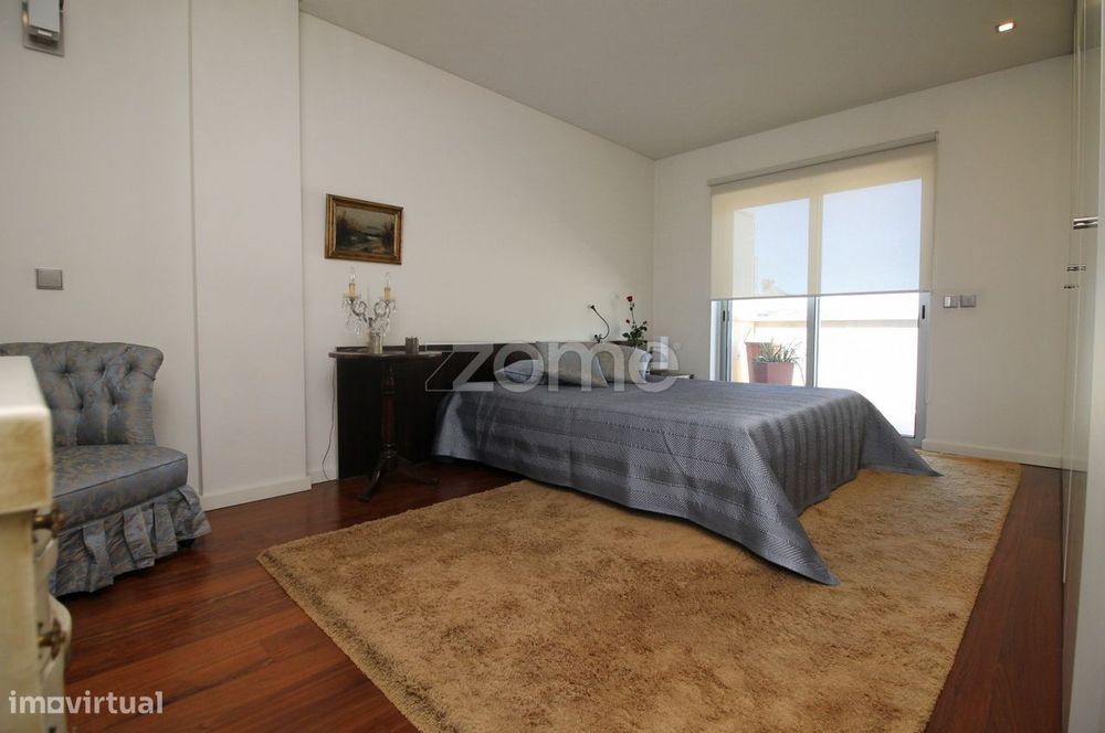 T2 c/ escritório, equipado e mobilado. Último andar. Garagem dupla.