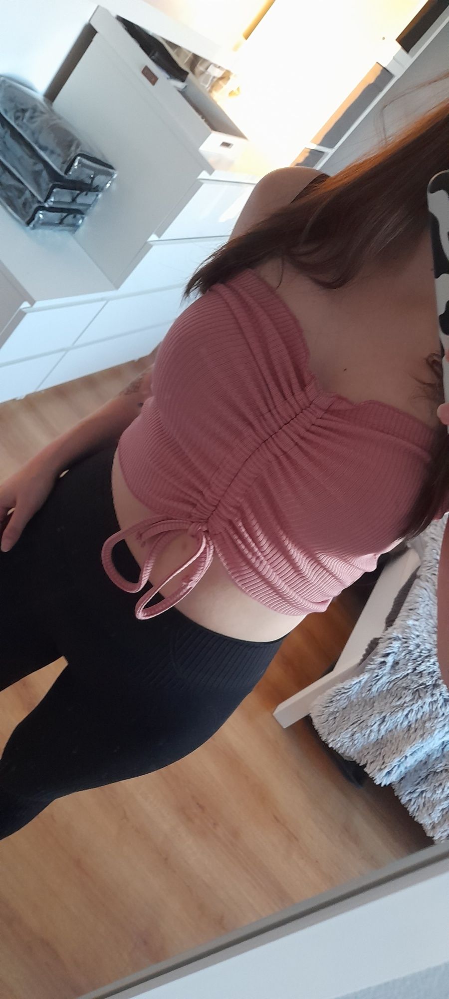 Krótki crop top pudrowy róż efektowne marszczenie ściągana bluzka M/38