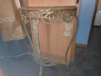 Mesa em bronze com detalhes.