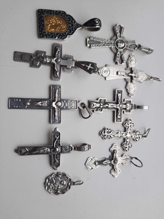 Срібні хрестики та підвіски