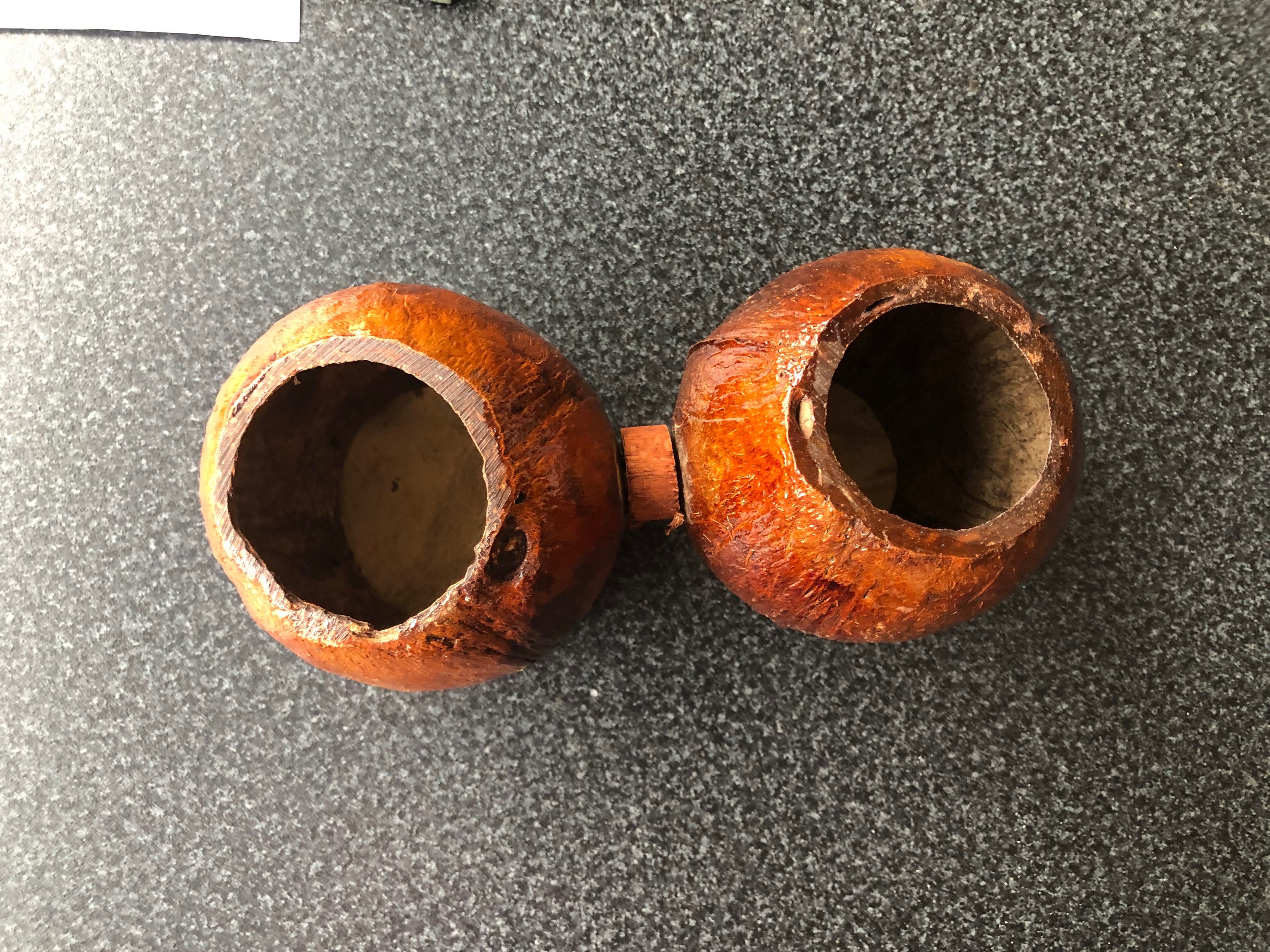 pequenos tambores de coco