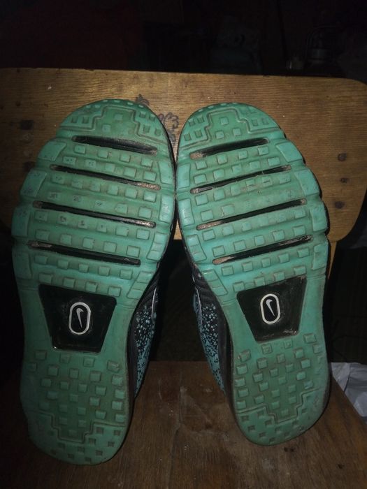 Продам красовки NIKE