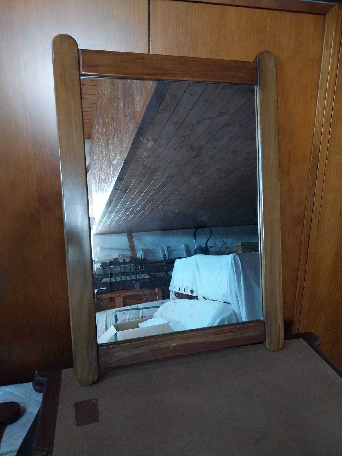 Espelhos com moldura de madeira