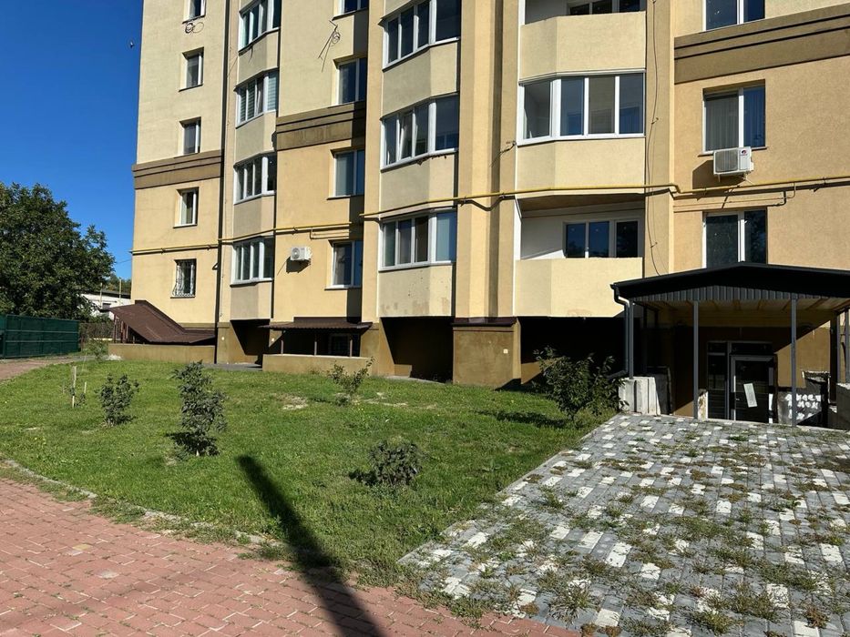 Здається в оренду цьокольне приміщення, окремий вхід з фасаду