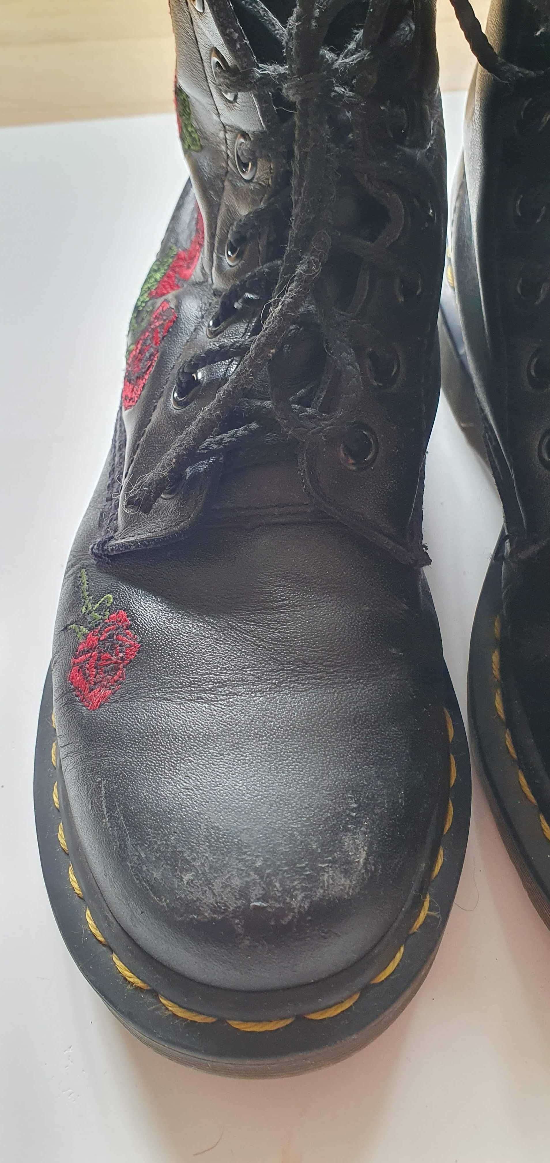 Buty Dr. Martens, czarne z motywem róży (1460 VONDA Black Softy)