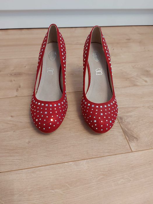 Czerwone szpilki z cekinami