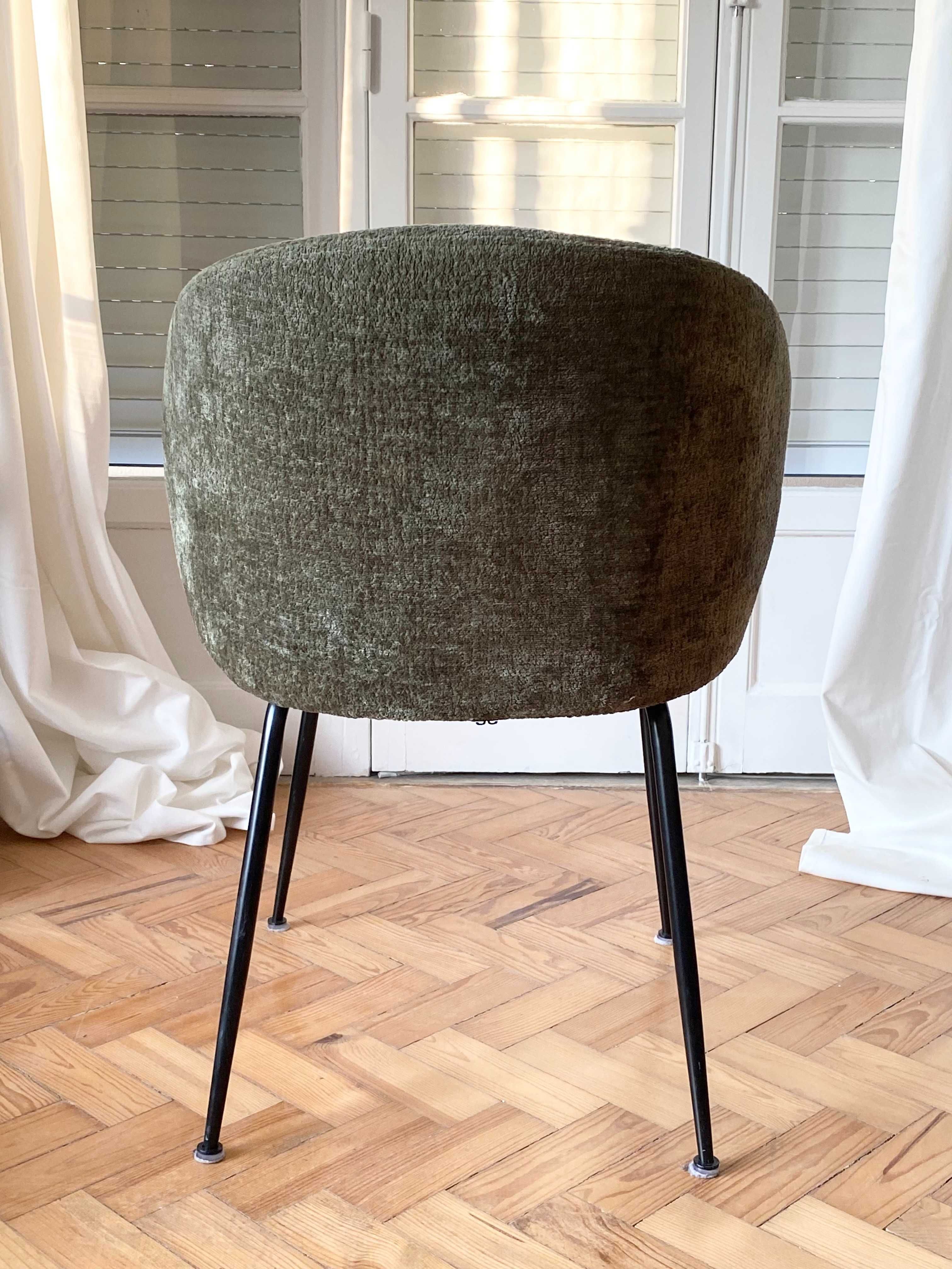 Mesa exclusiva com pedra e estrutura personalizada e 8 cadeiras